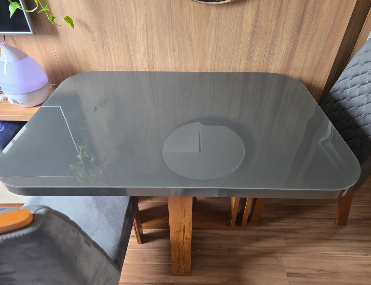 Mesa retangular cinza com 4 cadeiras. - Foto 2