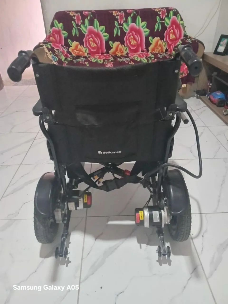 Cadeira de rodas automática dellamed para vender em estado de Nova com dez meses de uso. - Foto 2