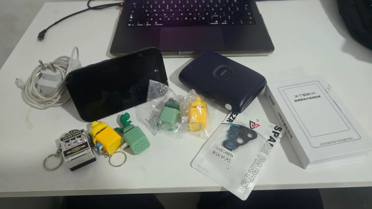 Echo show 5, Xteink X4, Instax mini link 2, Hub Usb C e alguns chaveiros