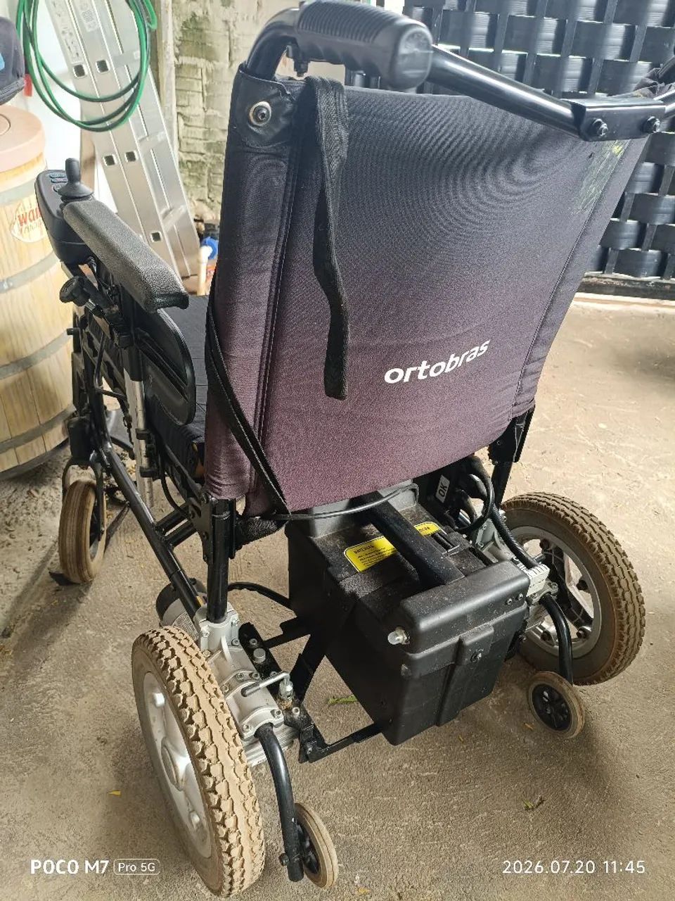 Cadeira de rodas motorizada e outros itens 