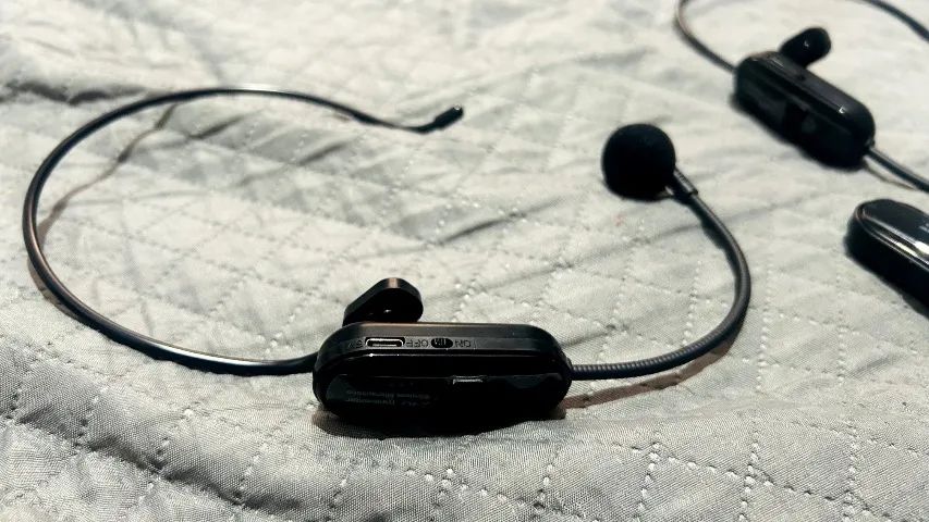 02 MICROFONES SEM FIO DE CABEÇA RECARREGÁVEL 