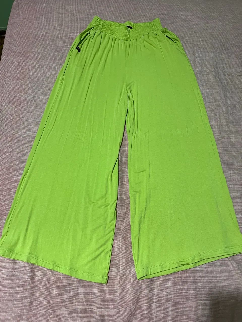 calça pantalona de malha verde 