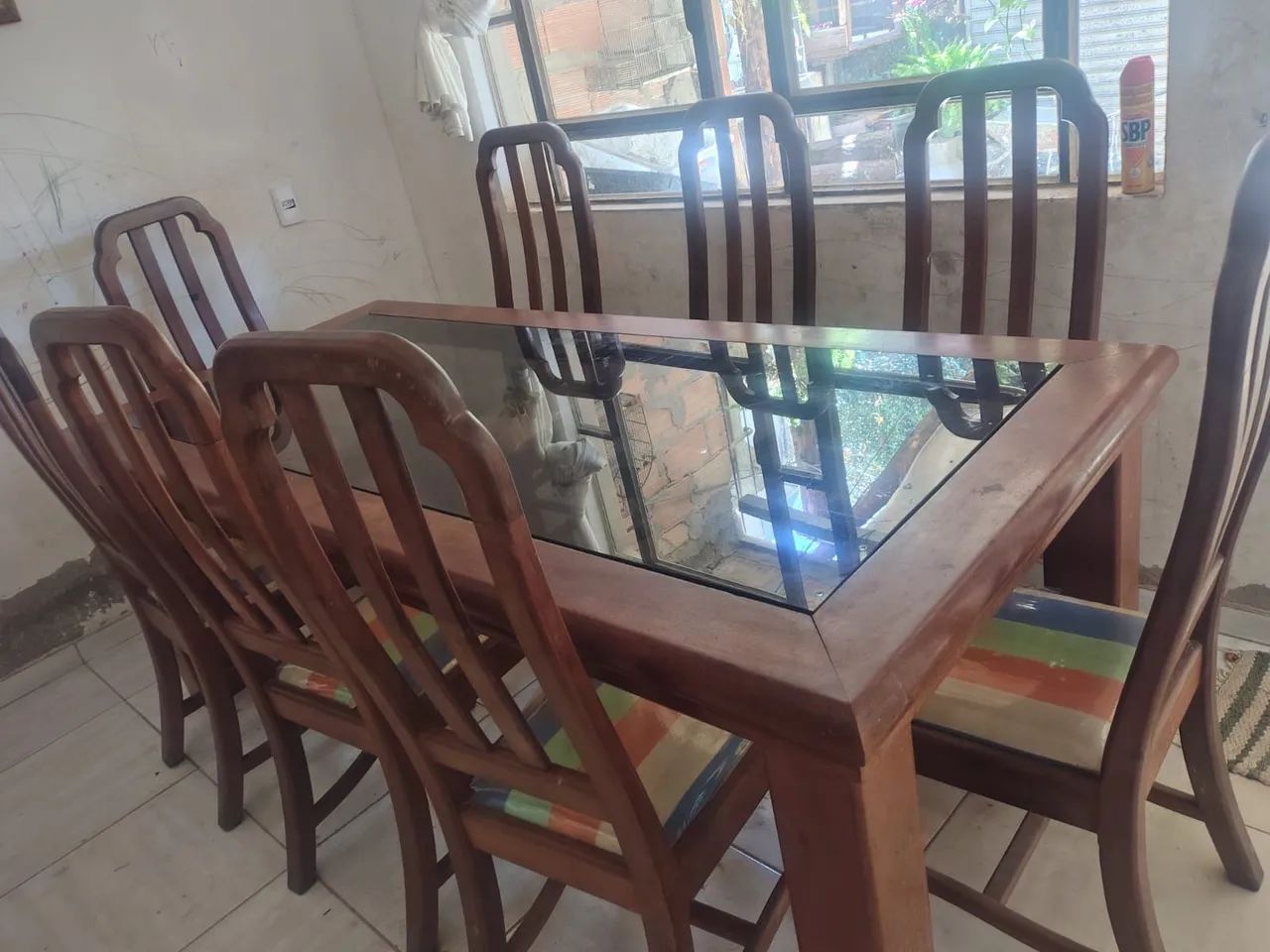 Mesa madeira maciça com tampo de vidro e 8 cadeiras estofadas