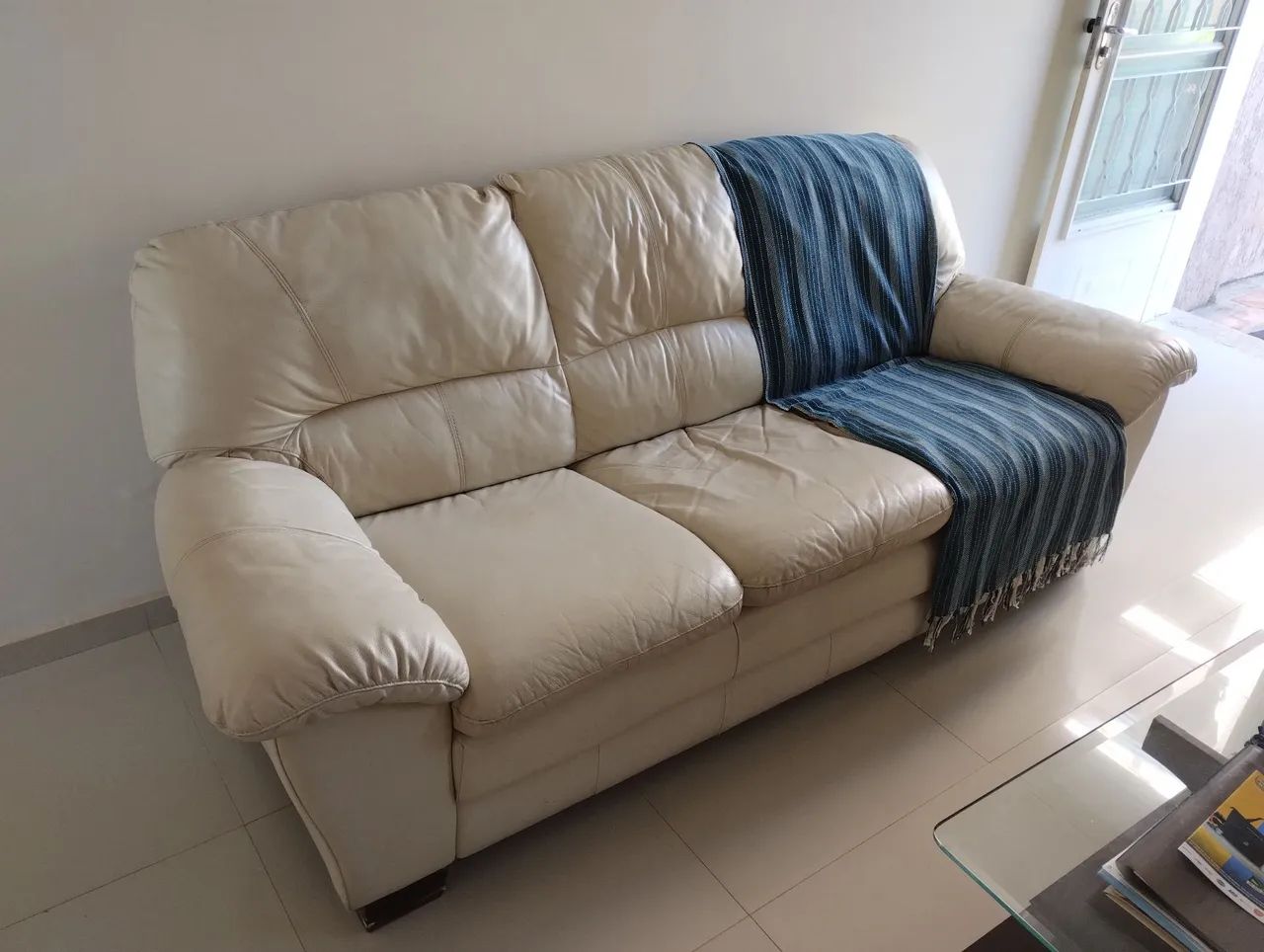 Sofá de couro bege 