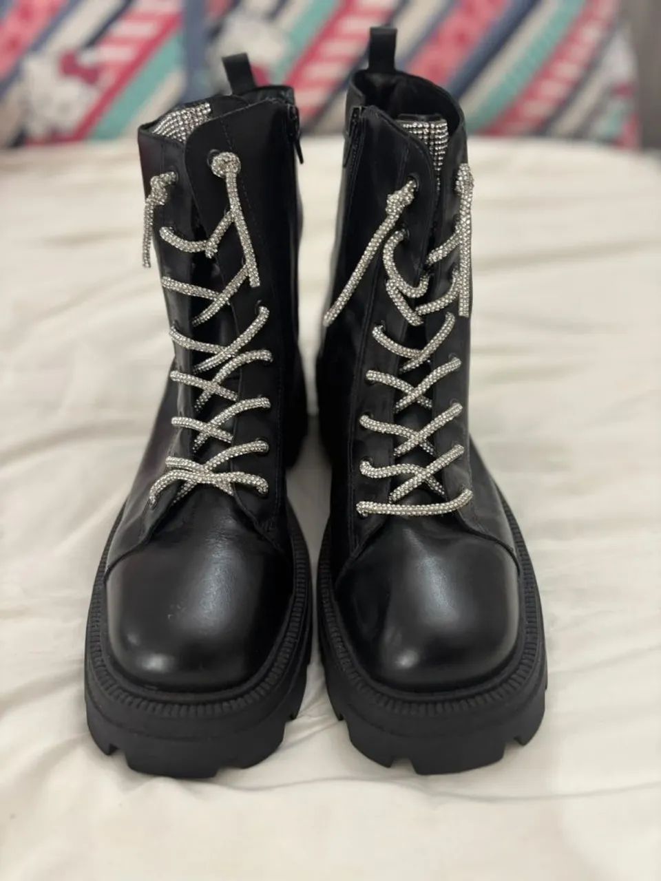 Bota Coturno Arezzo Couro Preta Tratorada Com Strass - NUNCA USADA - Foto 2