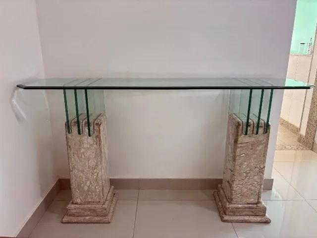 Aparador de vidro com base de mármore 