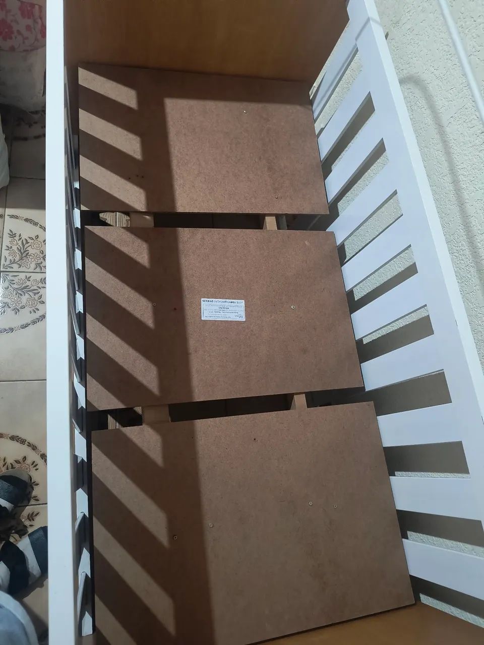 Berço amadeirado e branco, com colchão  - Foto 2