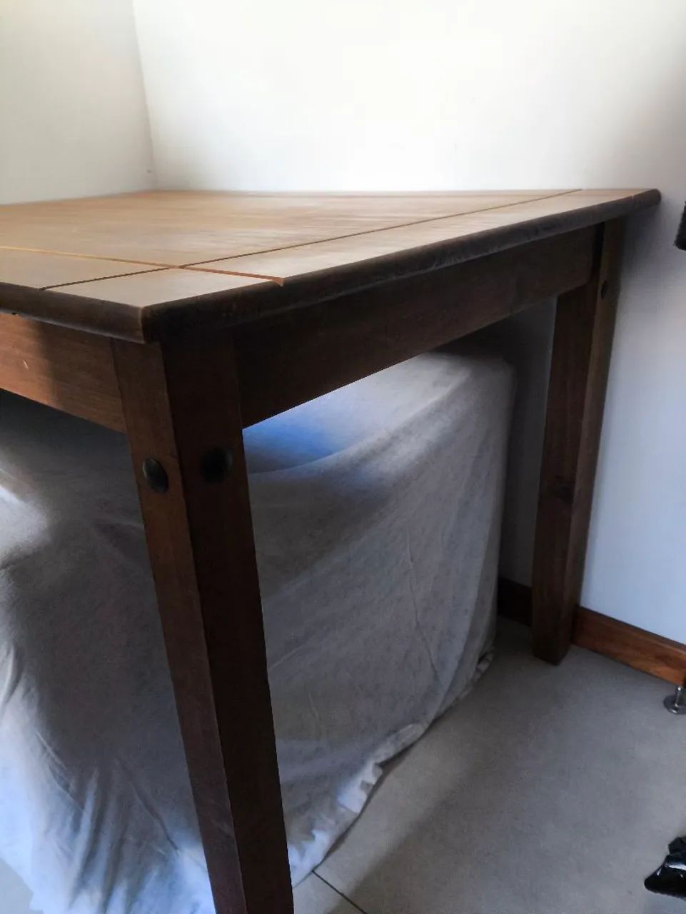 Vendo mesa de madeira maciça com 4 cadeiras.  - Foto 2