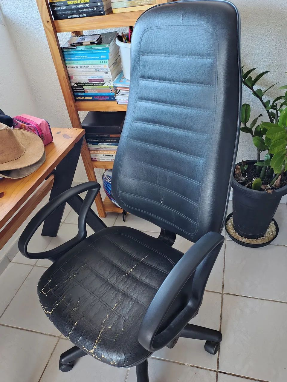 Cadeira de Escritório de Couro Usada  - Foto 2