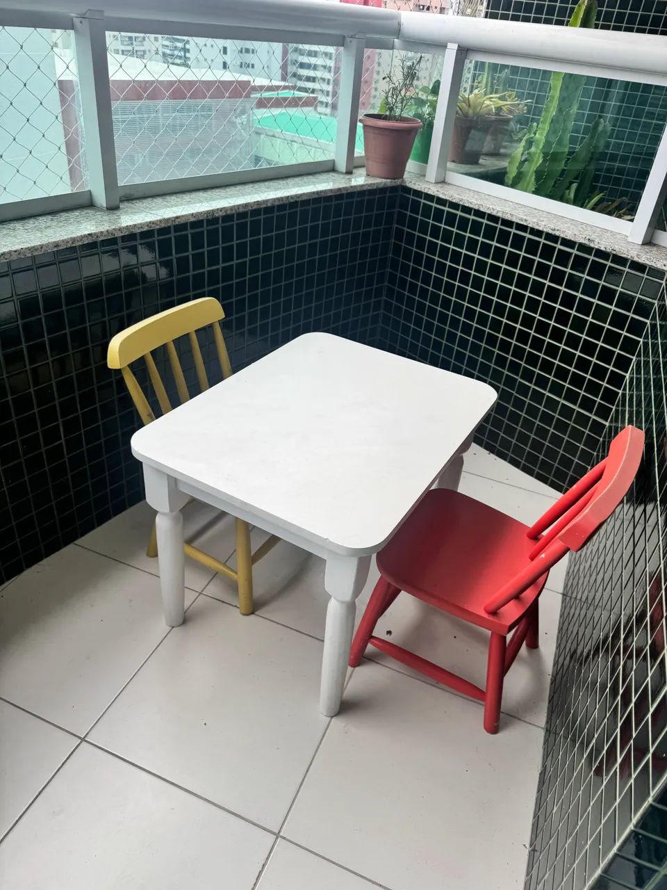 mesa infantil e duas cadeiras 