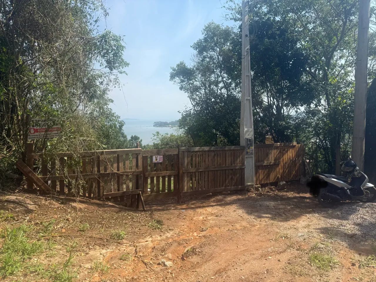 Lote de frente para a rua com vista para o mar 