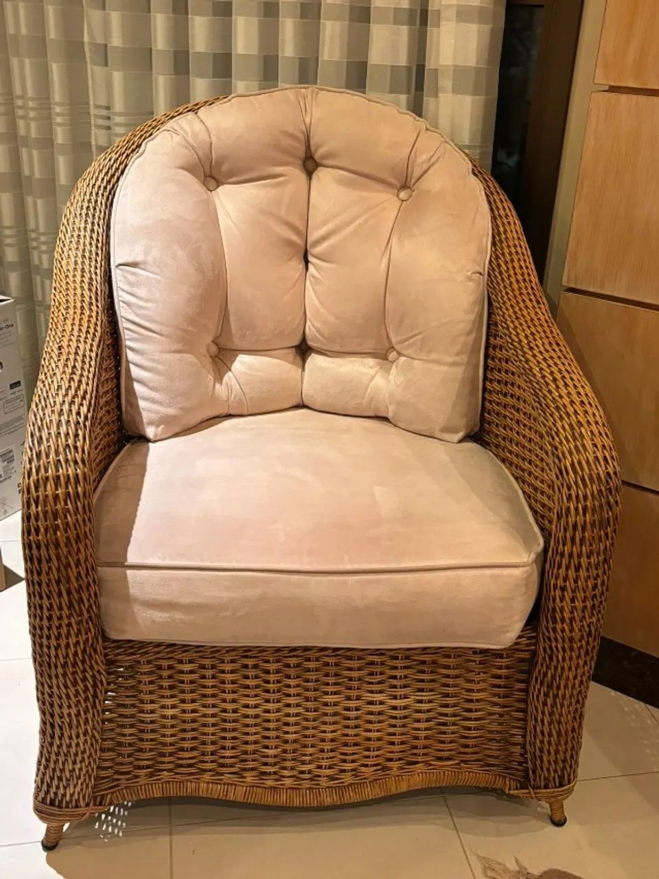 Conjunto com 2 poltronas em rattan e 1 puff