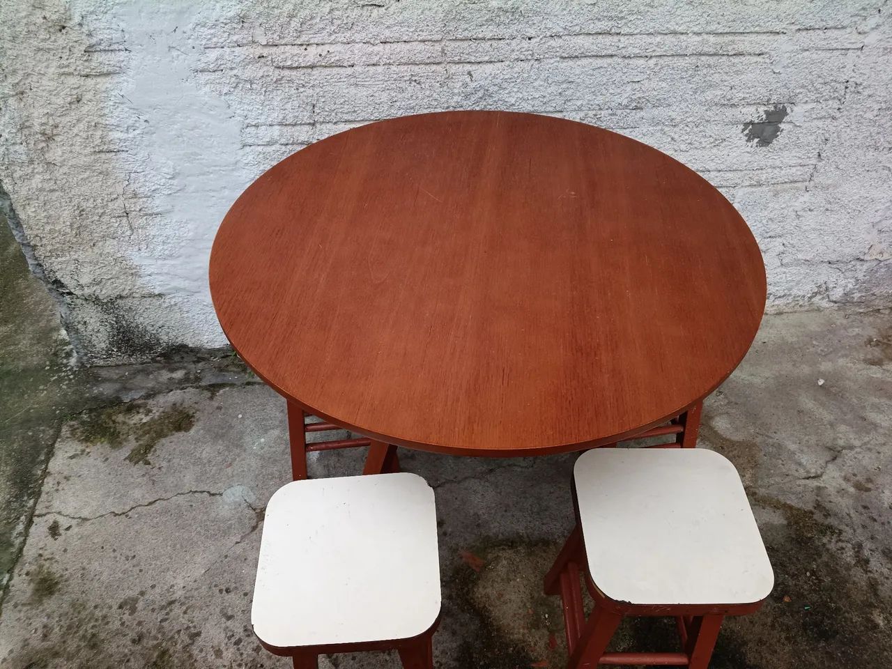 Mesa Madeira Maciça  + 4 Banquetas - 91 cm de diâmetro -em ótimo estado.  - Foto 3