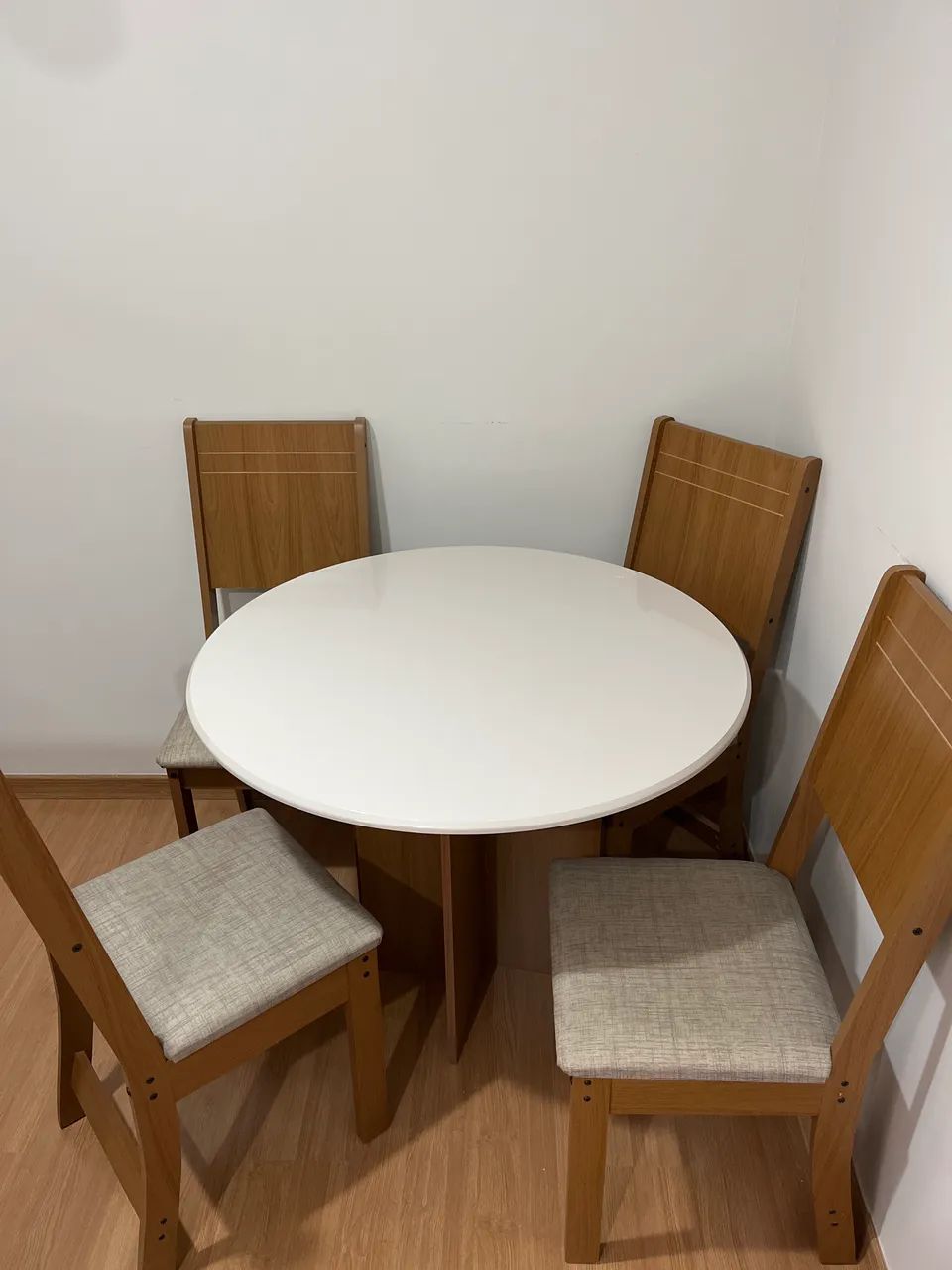 Mesa de jantar com 4 cadeiras