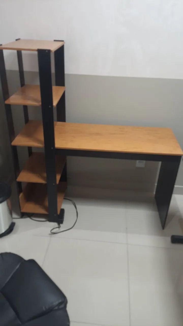 Escrivaninha com estante