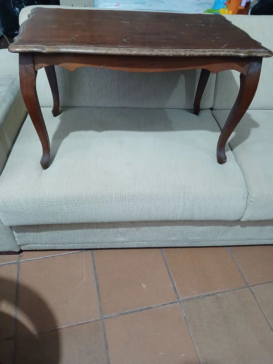 Mesa antiga de centro de madeira pés curvos