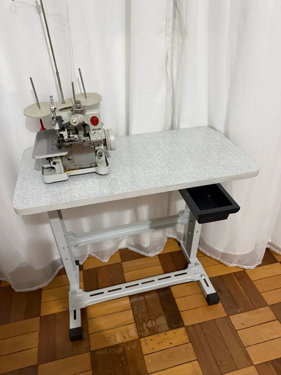 Mesa para máquina de costura 