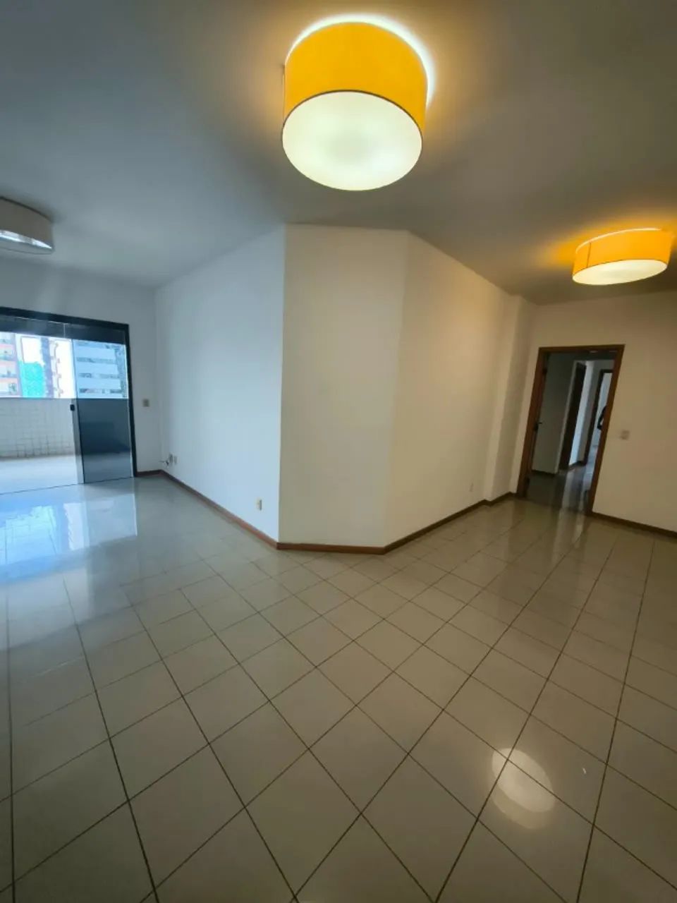 Amplo apartamento com 4 suítes, todas com sacada e 2 vagas de garagens - Foto 2