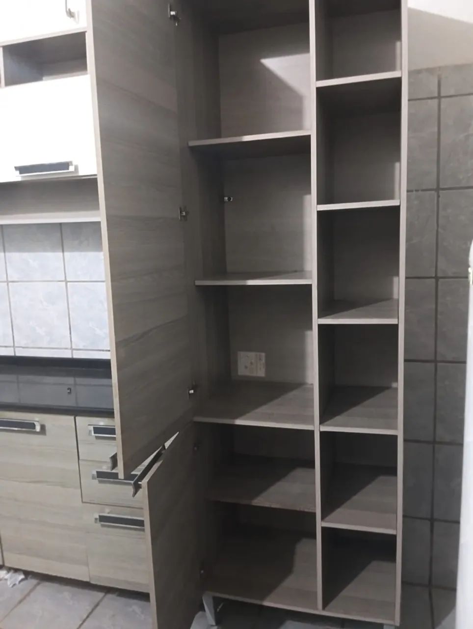 Armário de cozinha MDF cor amadeirado e branco - Foto 4