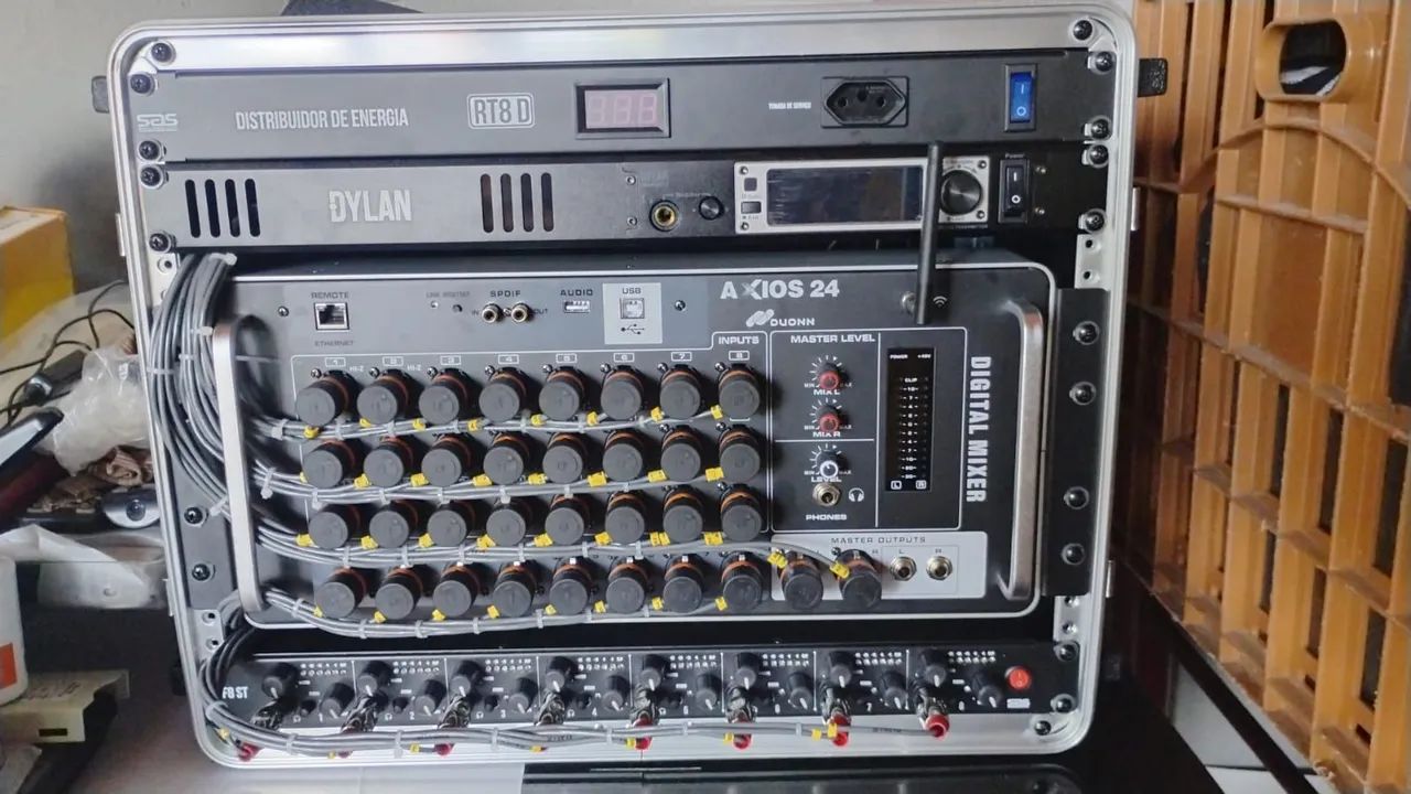 Rack com mesa digital Axios 24 canais, Power Play monitor de palco sem fio completa.