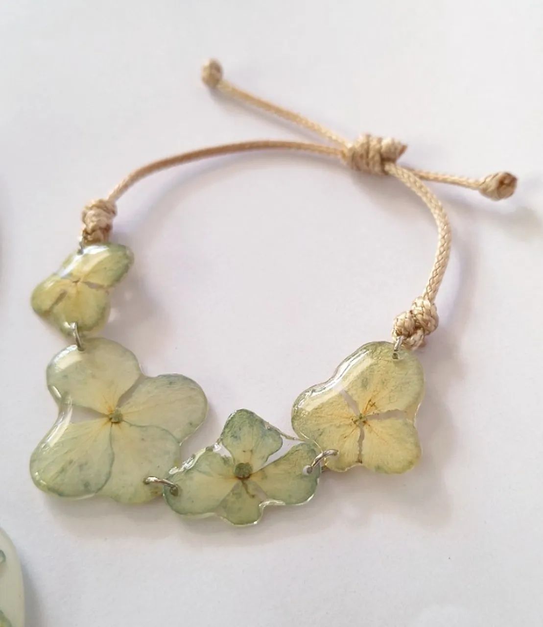 Conjunto em Resina com Hortênsias Naturais - Colar e Pulseira R$90  - Foto 4