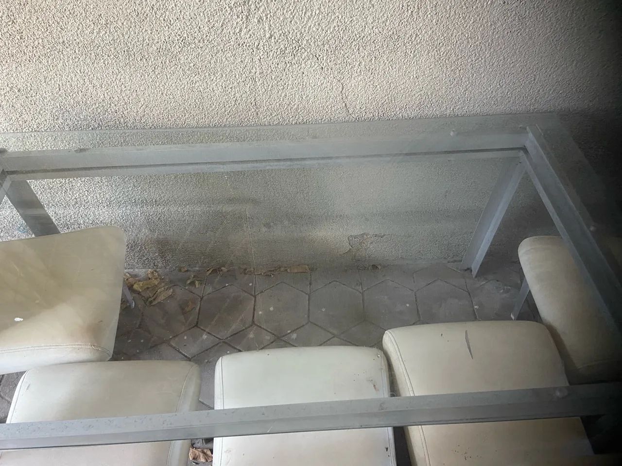 Mesa de Tampo de Vidro e Pernas de Alumínio com 6 Cadeiras - Foto 2