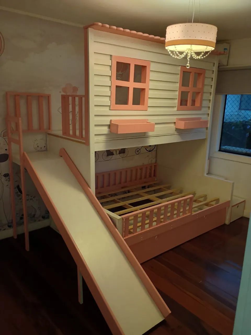 Bicama , com escorrega , escada com degraus e lugar de brincar