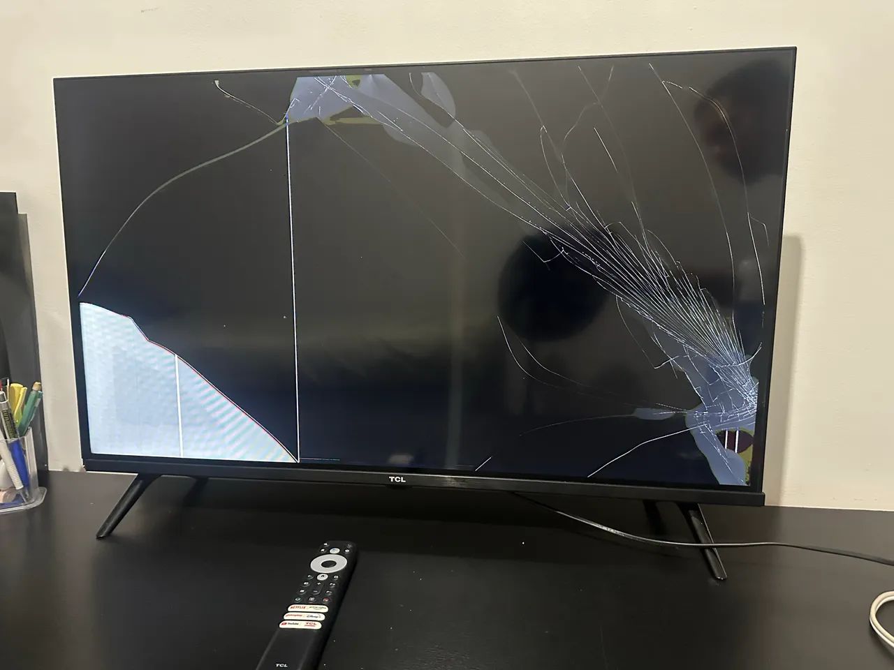 Tv TCL 32 polegadas quebrada para uso de peças 