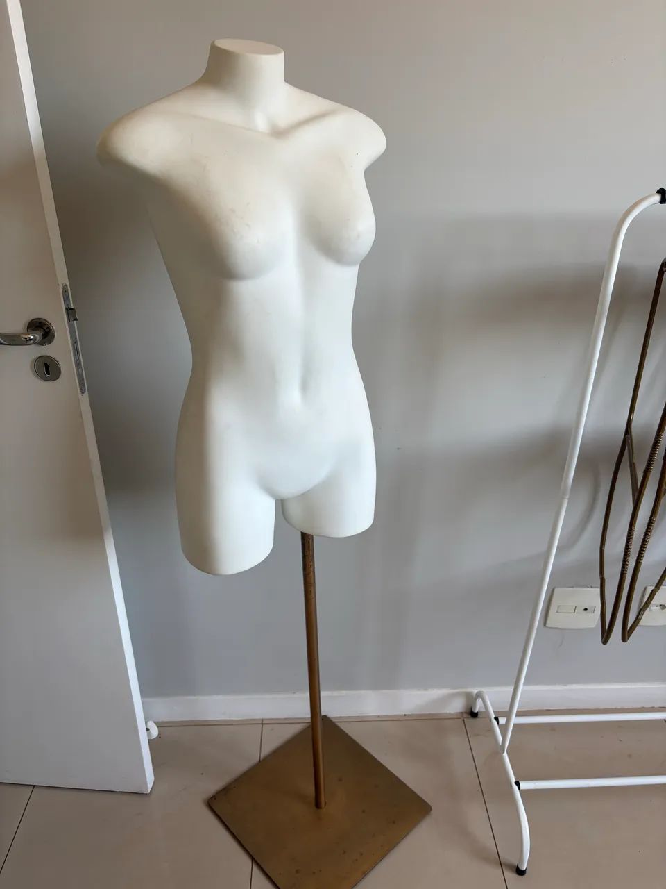Kit Arara com cabides e manequim - Foto 3