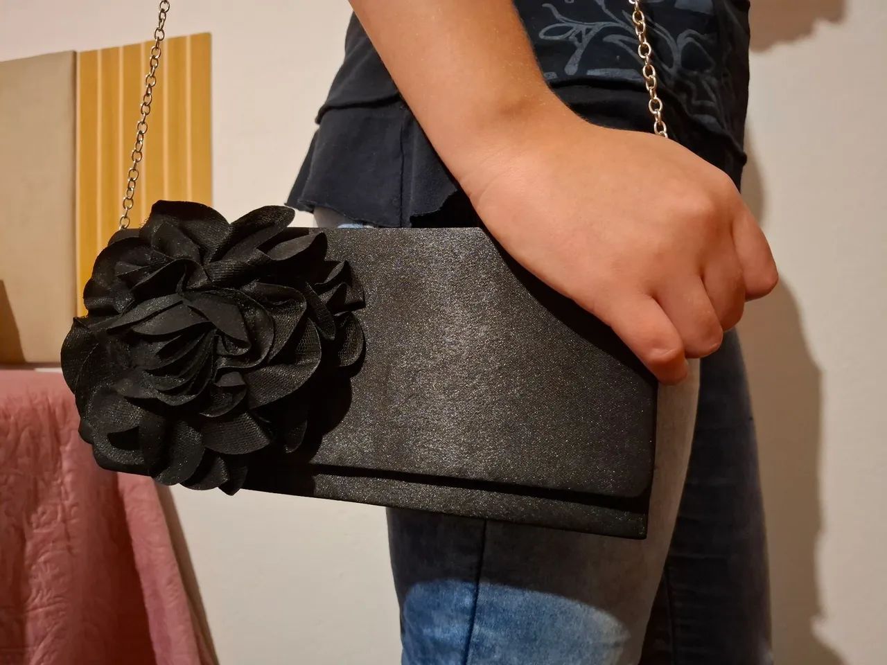Bolsa pequena de mão com flor!  - Foto 3