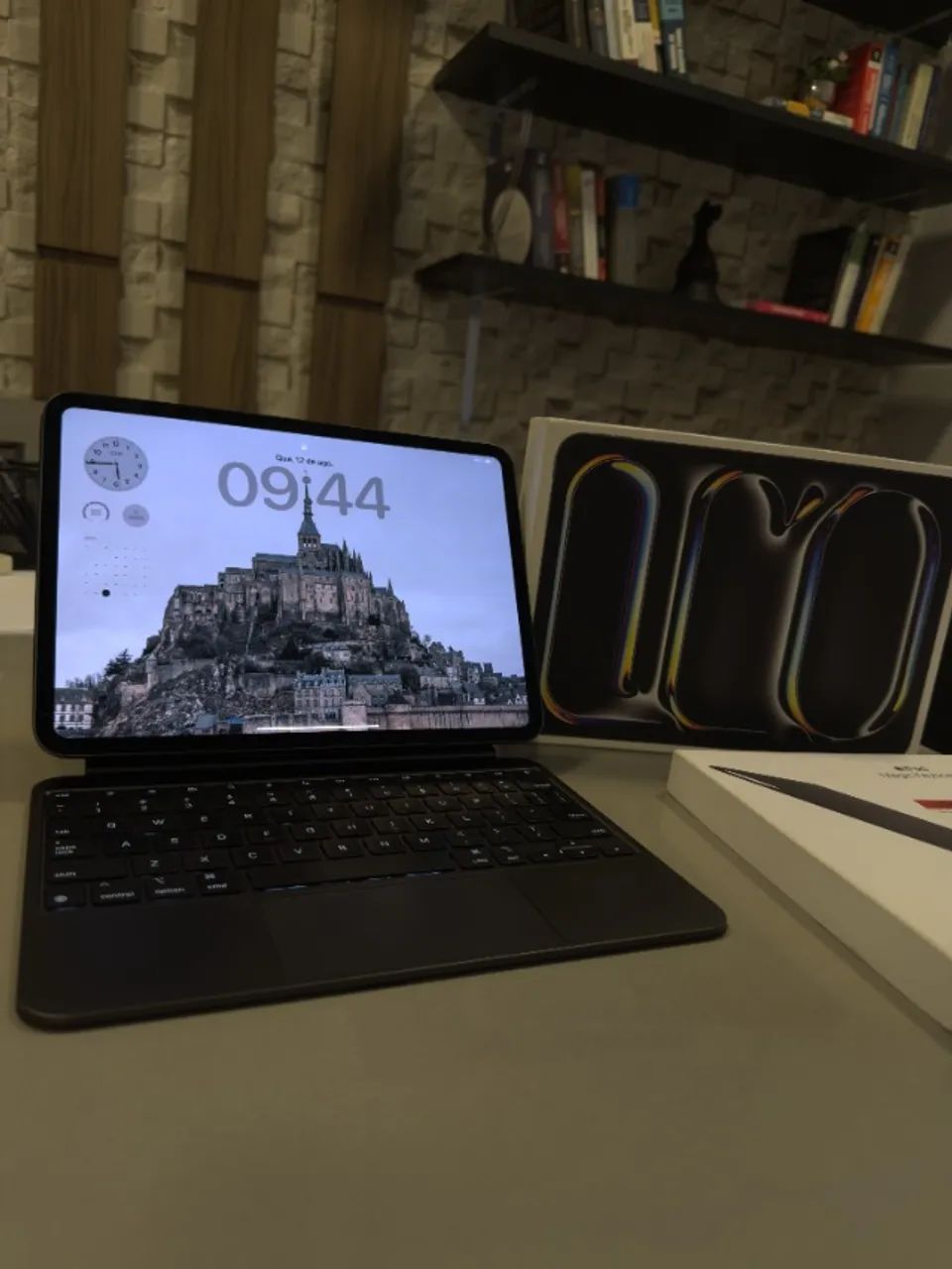 IPAD PRO M4 + Magic Keyboard Original - Seminovo apenas 27 ciclos - Foto 2