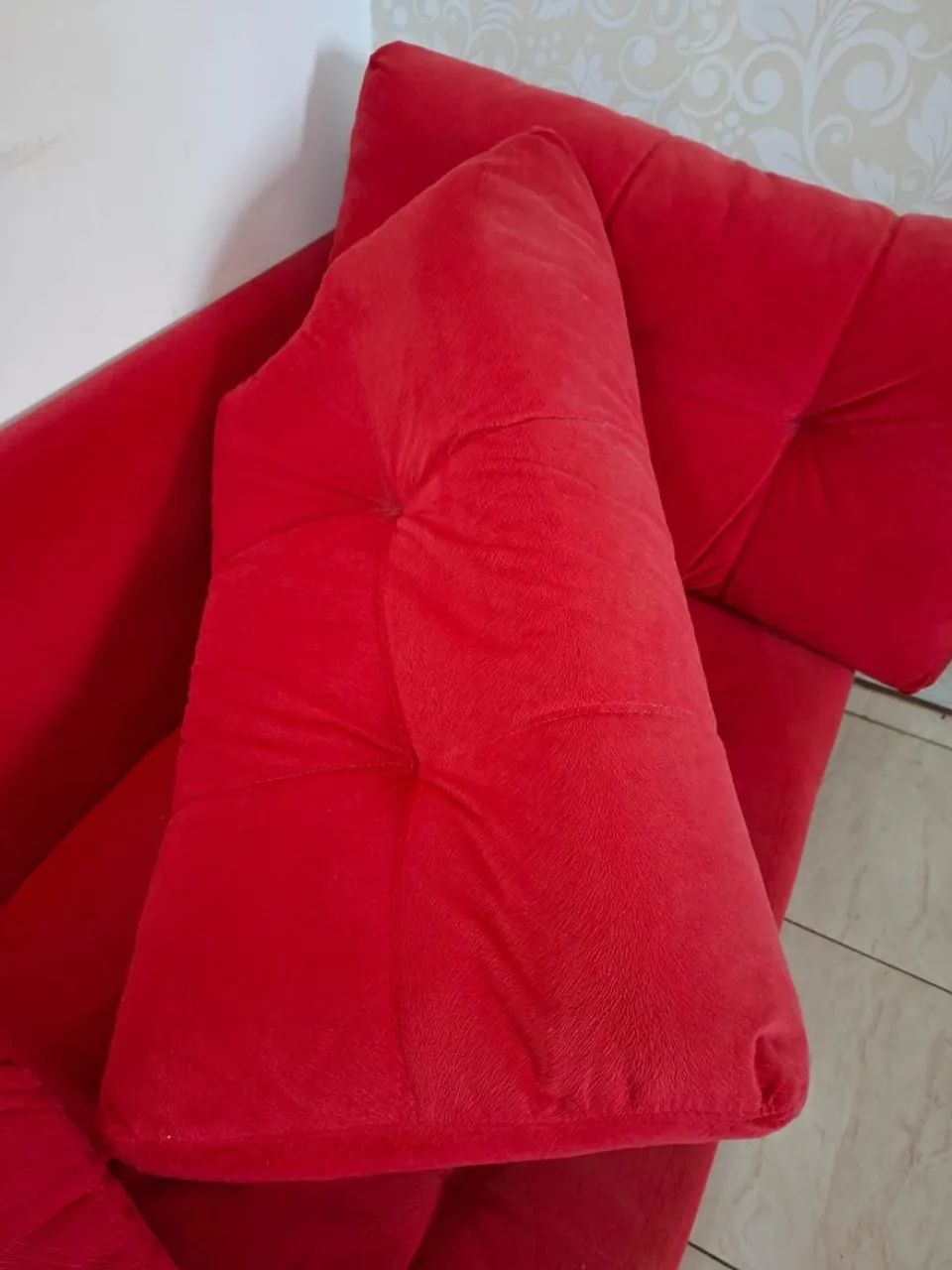 SOFÁ 3 LUGARES VERMELHO EM SUEDE SUPER MACIO E CONSERVADO - Foto 3