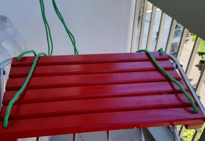 Balanço vermelho em madeira