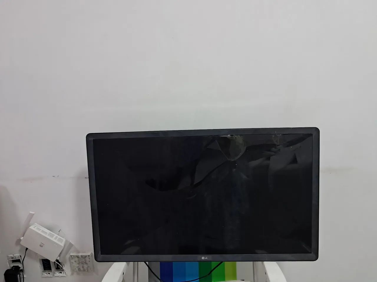 Vendo TV smart LG com tela amassada. 