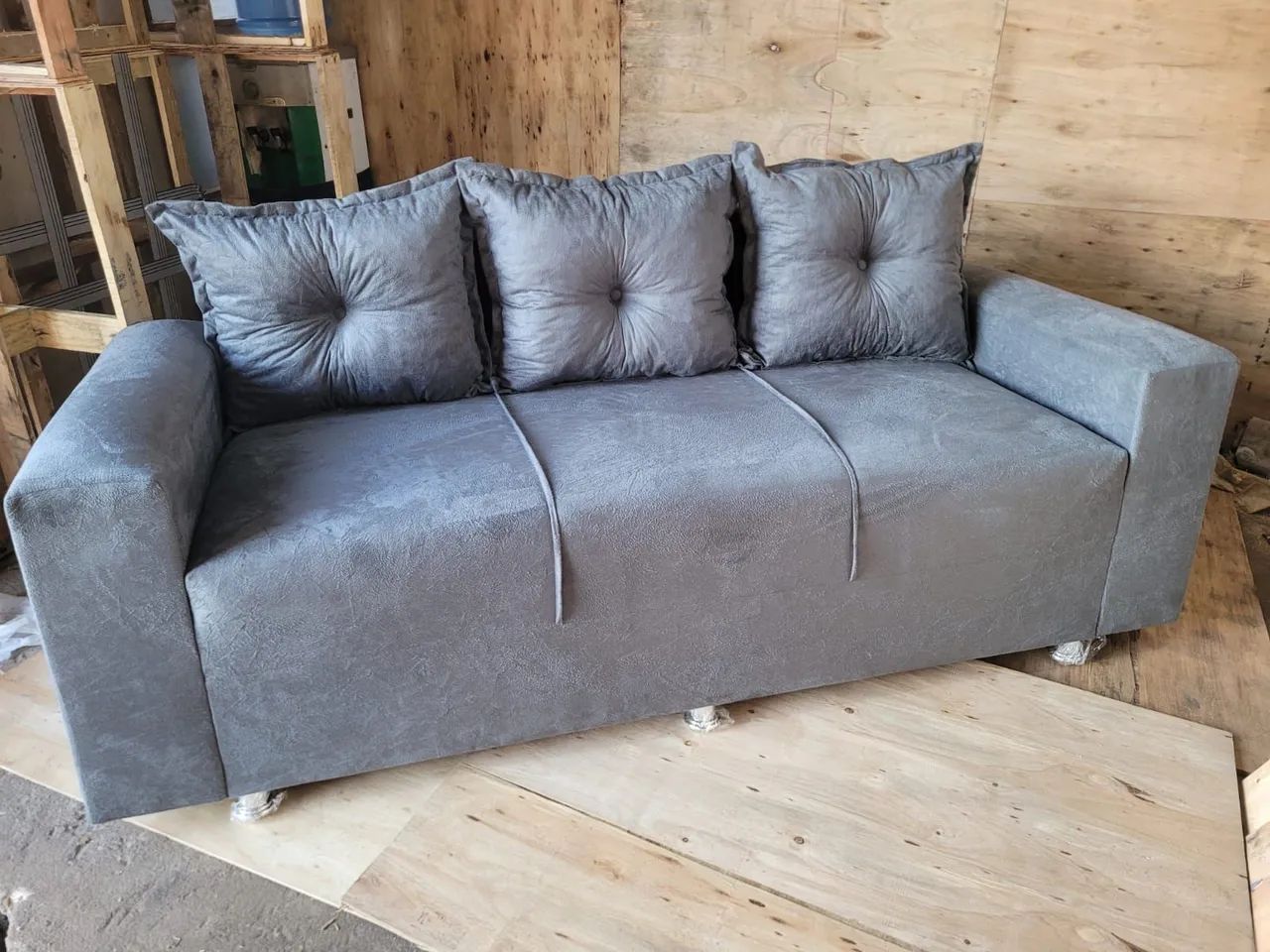 Sofá 3 lugares com puff e entrega grátis  - Foto 3