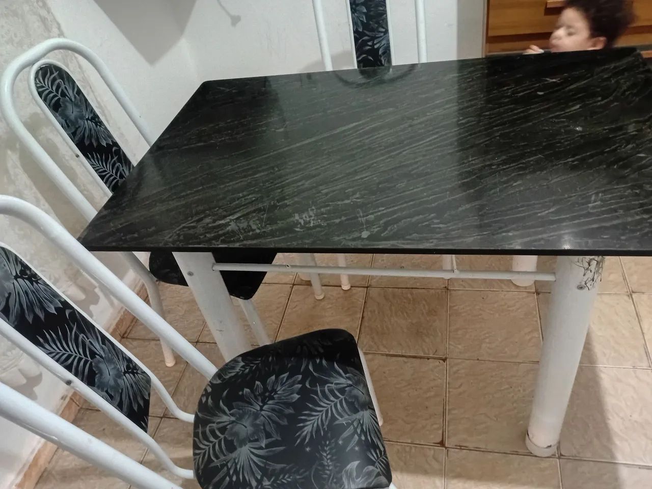 Vende_ser uma Mesa de Mármore com 4 cadeiras