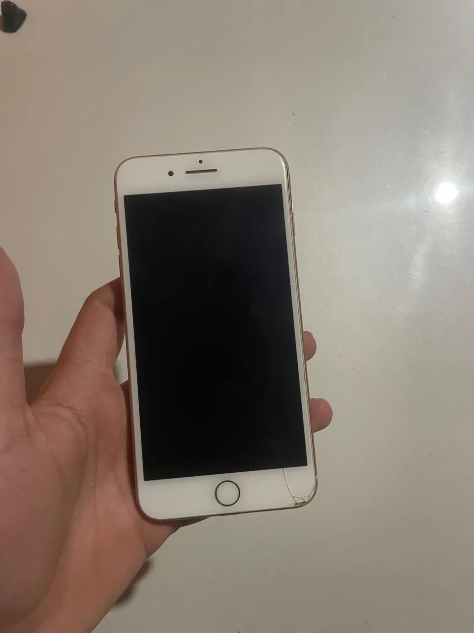 iPhone 8 Plus funcionando perfeitamente, apenas um leve arranhão na tela  - Foto 2