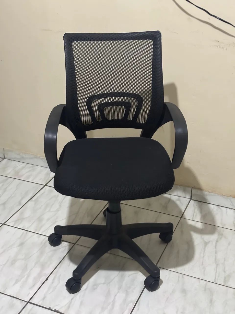 Cadeira de Escritório Giratória com Tela - Confortável e Funcional