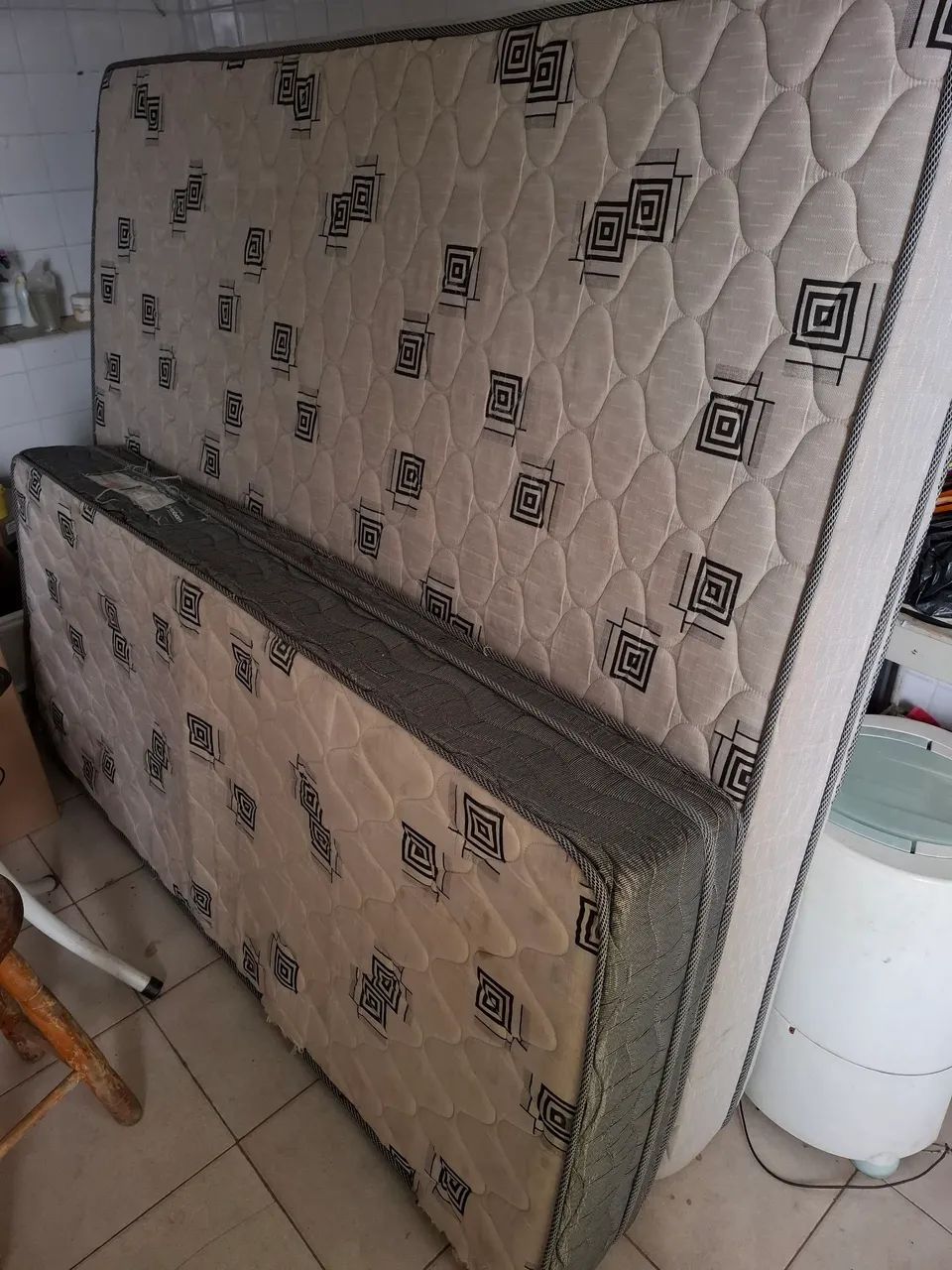 Vendo colchão casal e solteiro e cadeiras - Foto 5