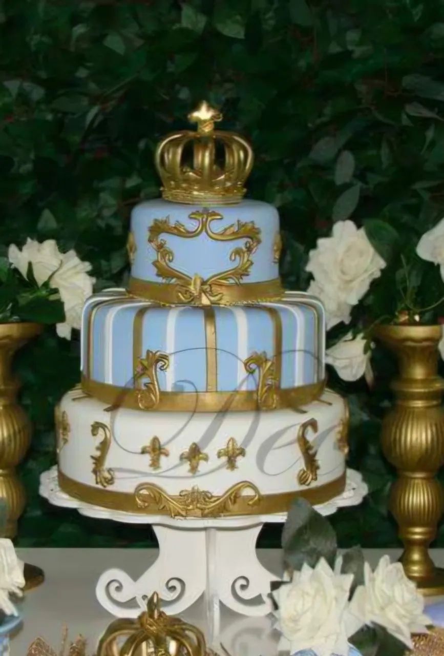 Vendo Bolos Fake em biscuit 3 andares - favor ler o anúncio - Foto 3