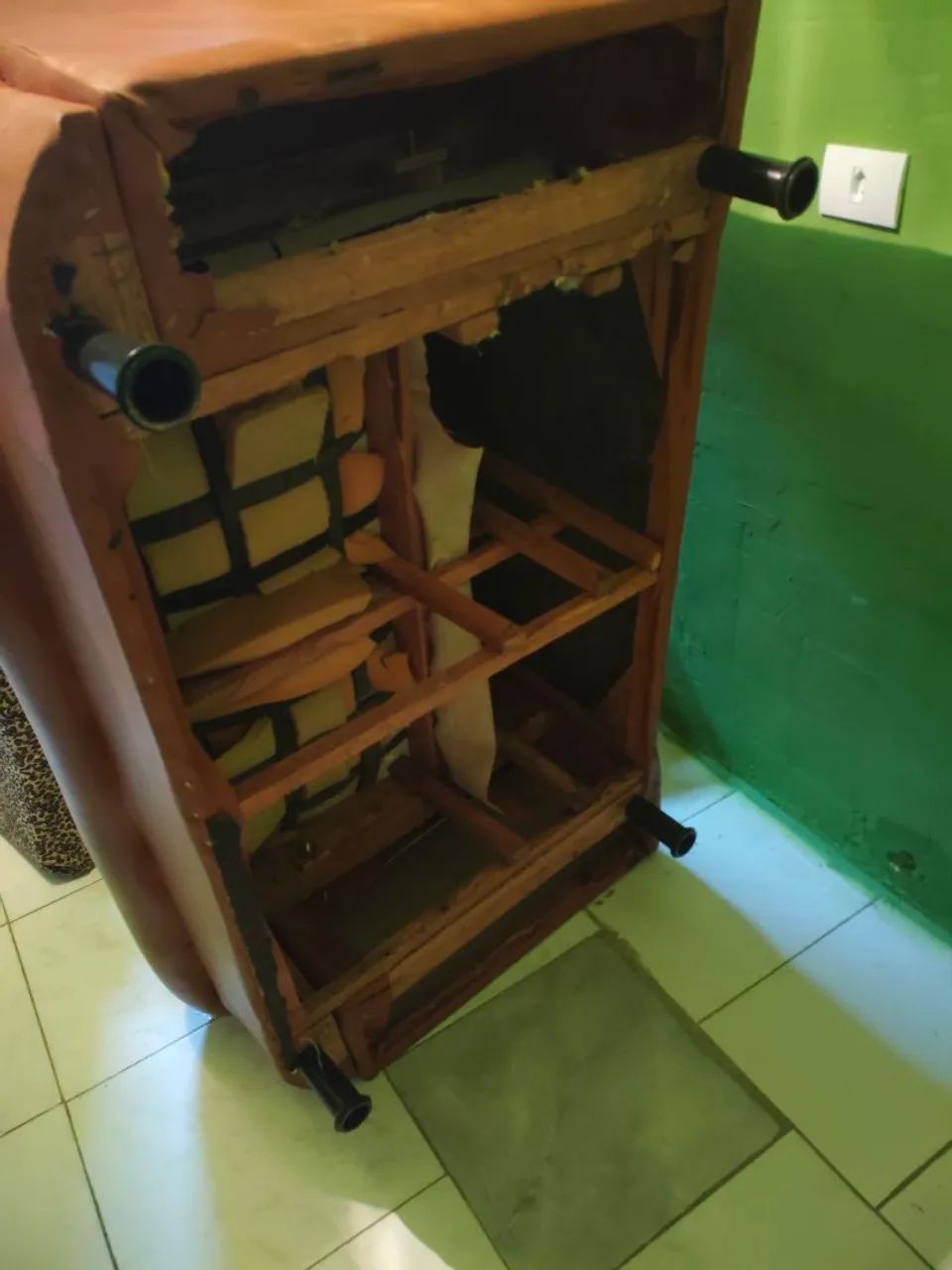 Sofá 2 lugar com cupim, almofada, mais de 5 anos, sem rasgos  - Foto 4