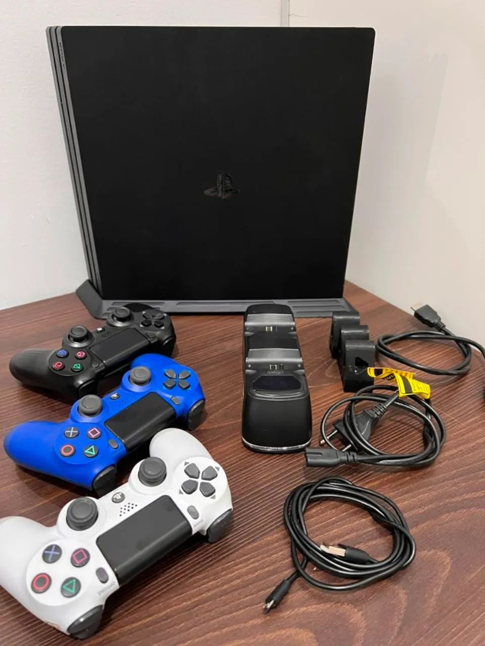 PS4 PRO COMPLETO - 3 CONTROLES + BASE CARREGADORA - Foto 2