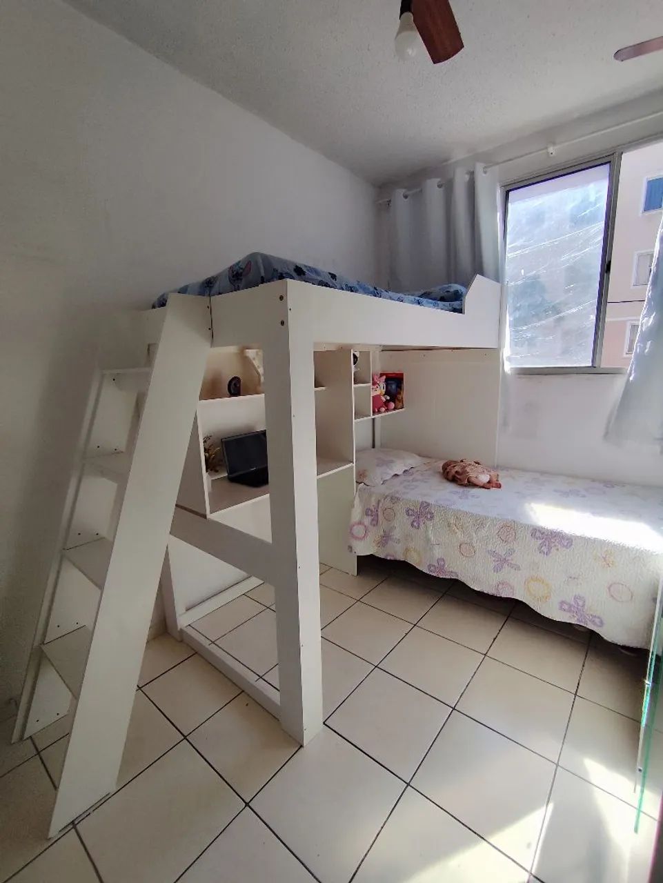 Cama infantil com escrivaninha 