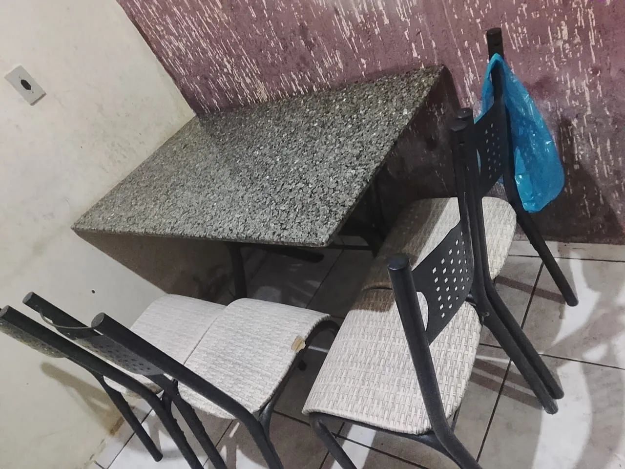 Mesa mármore c/ 4 cadeiras 
