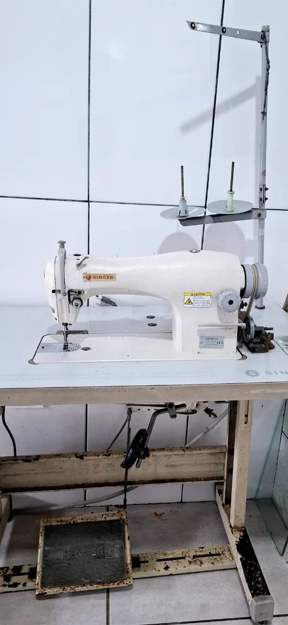 Maquina de costura industrial Singer. 