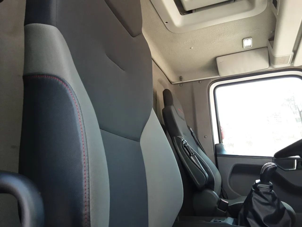 Volkswagen 33.460 33.460 Constellation 6x4 2p (diesel)(E5) 2021/2022 Vamos Seminovos Pinhe - Foto 9