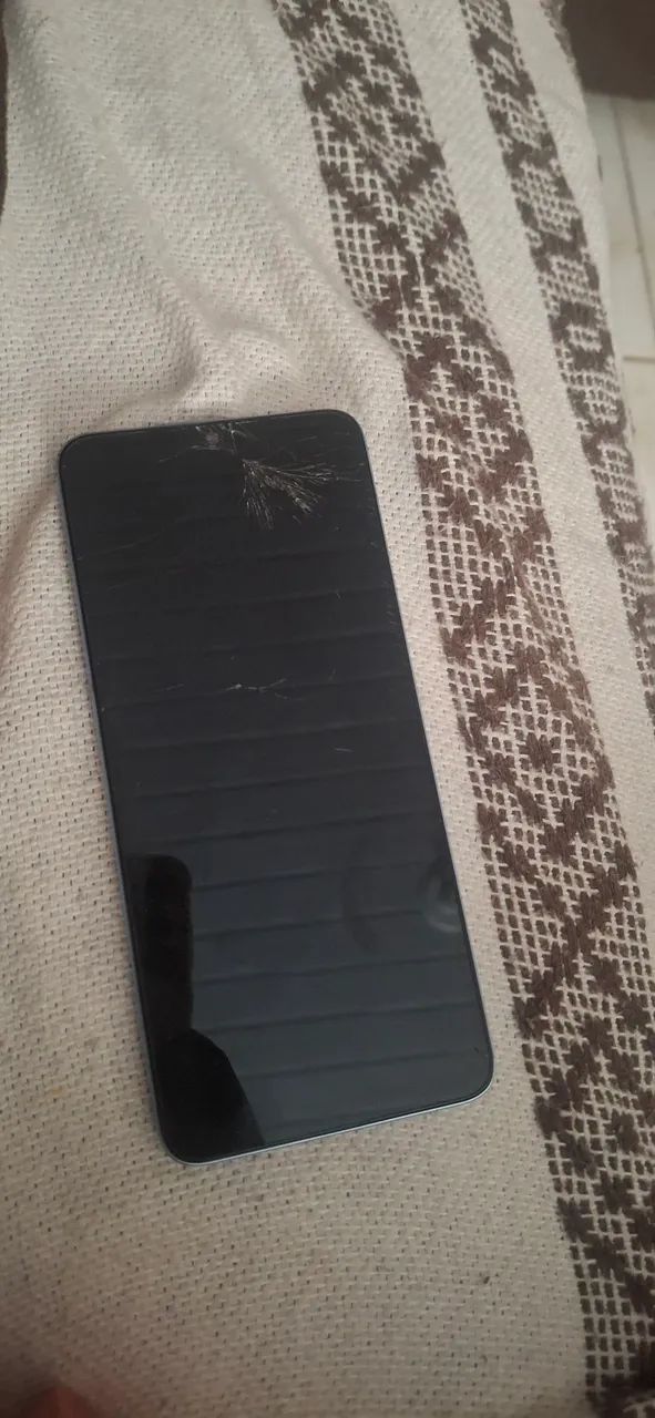 Redmi A3 - Funcionando 100% - Tela trincada - Foto 3