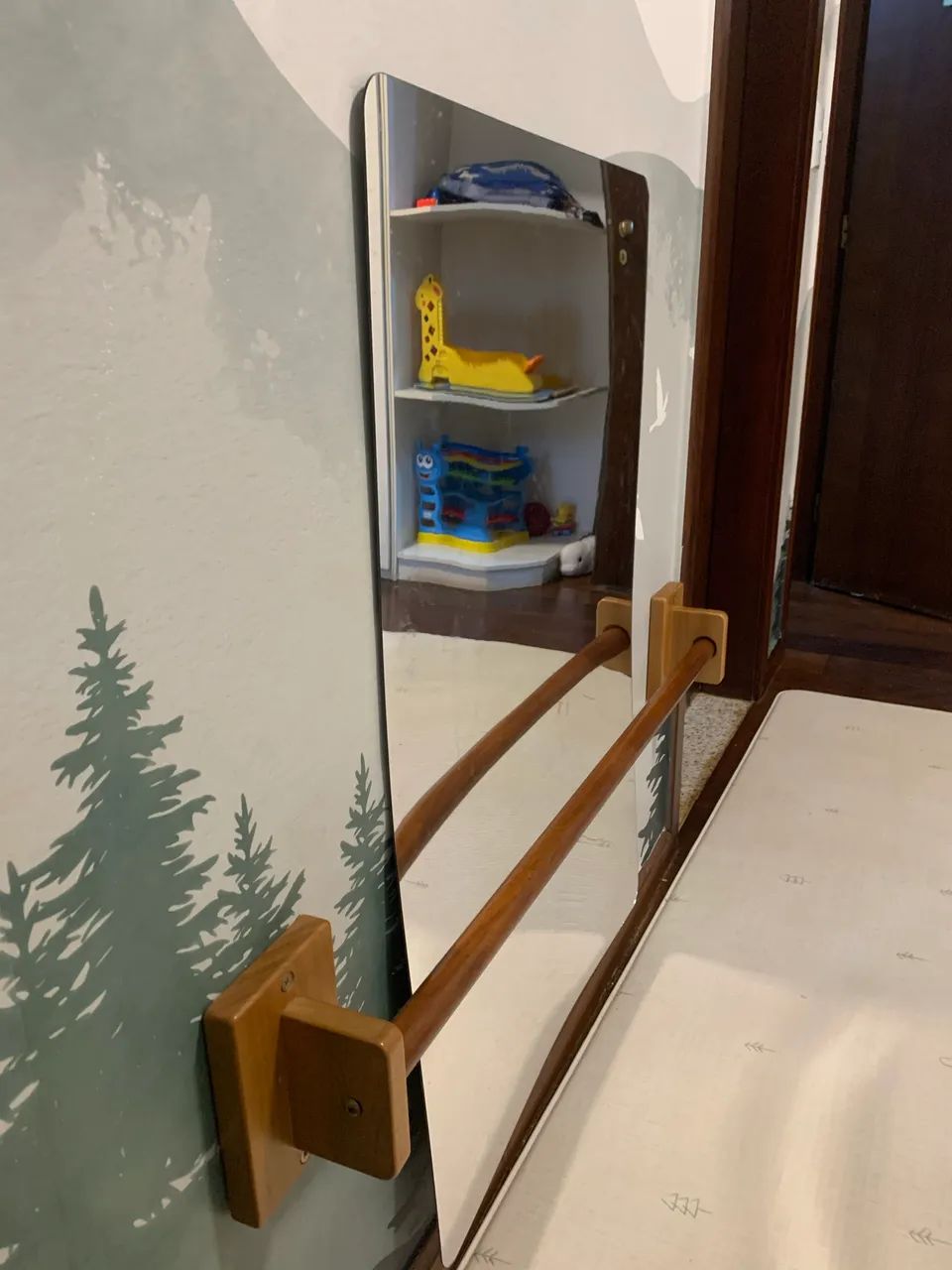 Espelho e barra de apoio montessori para bebê 