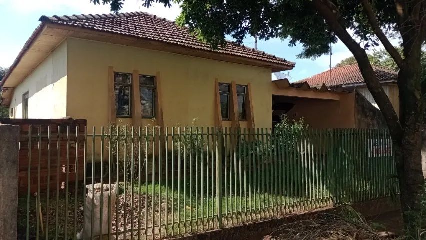 Casa no centro de Rolândia, dois Quartos, Sala e Cozinha