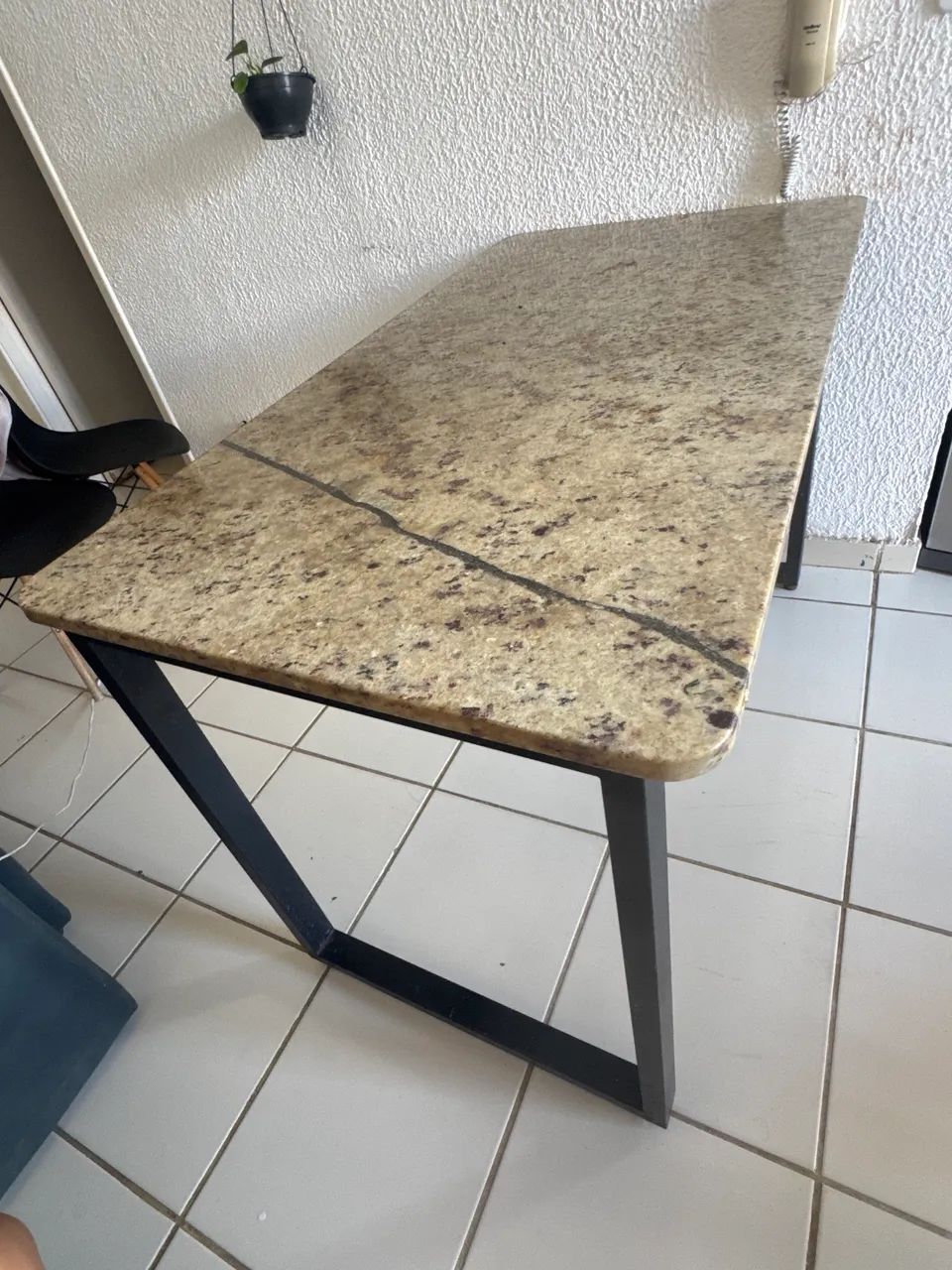 Mesa de Granito com base metálica preta